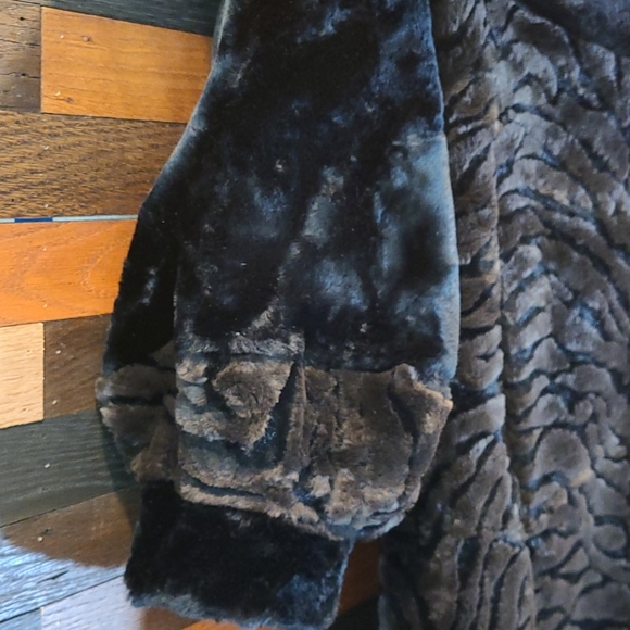 AMERICAN SIGNATURE FULL LENGHT FAUX FUELEGANT COAT - Picture 4 of 15